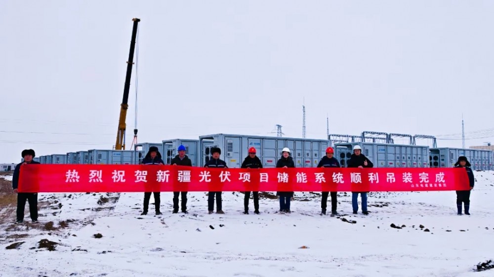 新疆生产建设兵团源网荷储一体化项目顺利吊装