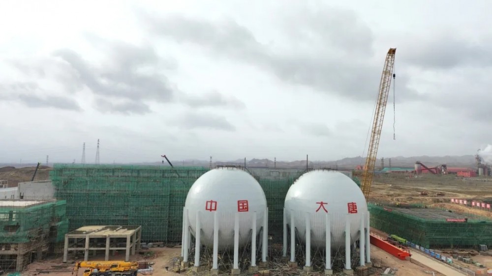 大唐中宁100MW/400MWh先进压缩空气储能电站发电机吊装成功