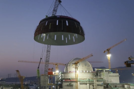 田湾核电8号机组外穹顶吊装成功