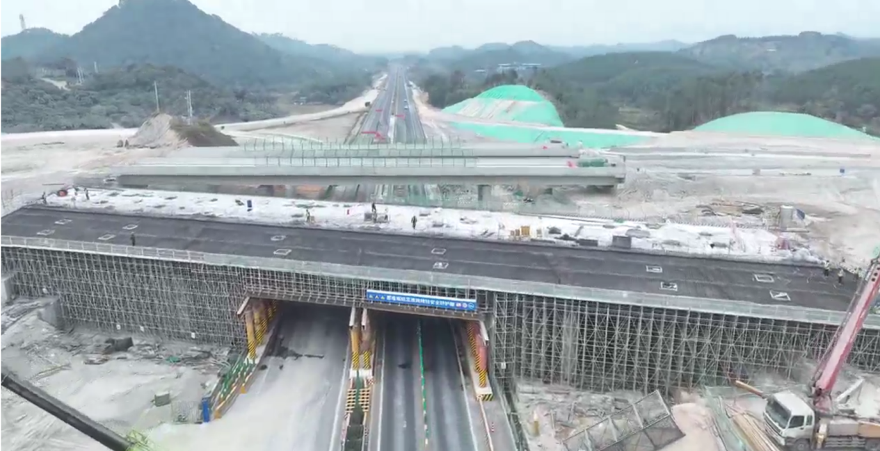 横钦高速那隆枢纽互通完成跨线桥浇筑
