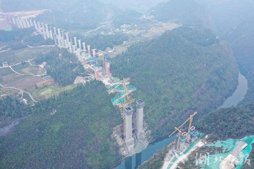 【湖北日报】三天三节点 利咸高速六标段项目建设高质量推进