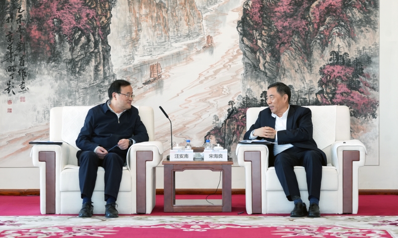 宋海良、倪真与中国南水北调集团董事长汪安南、总经理孙志禹会谈