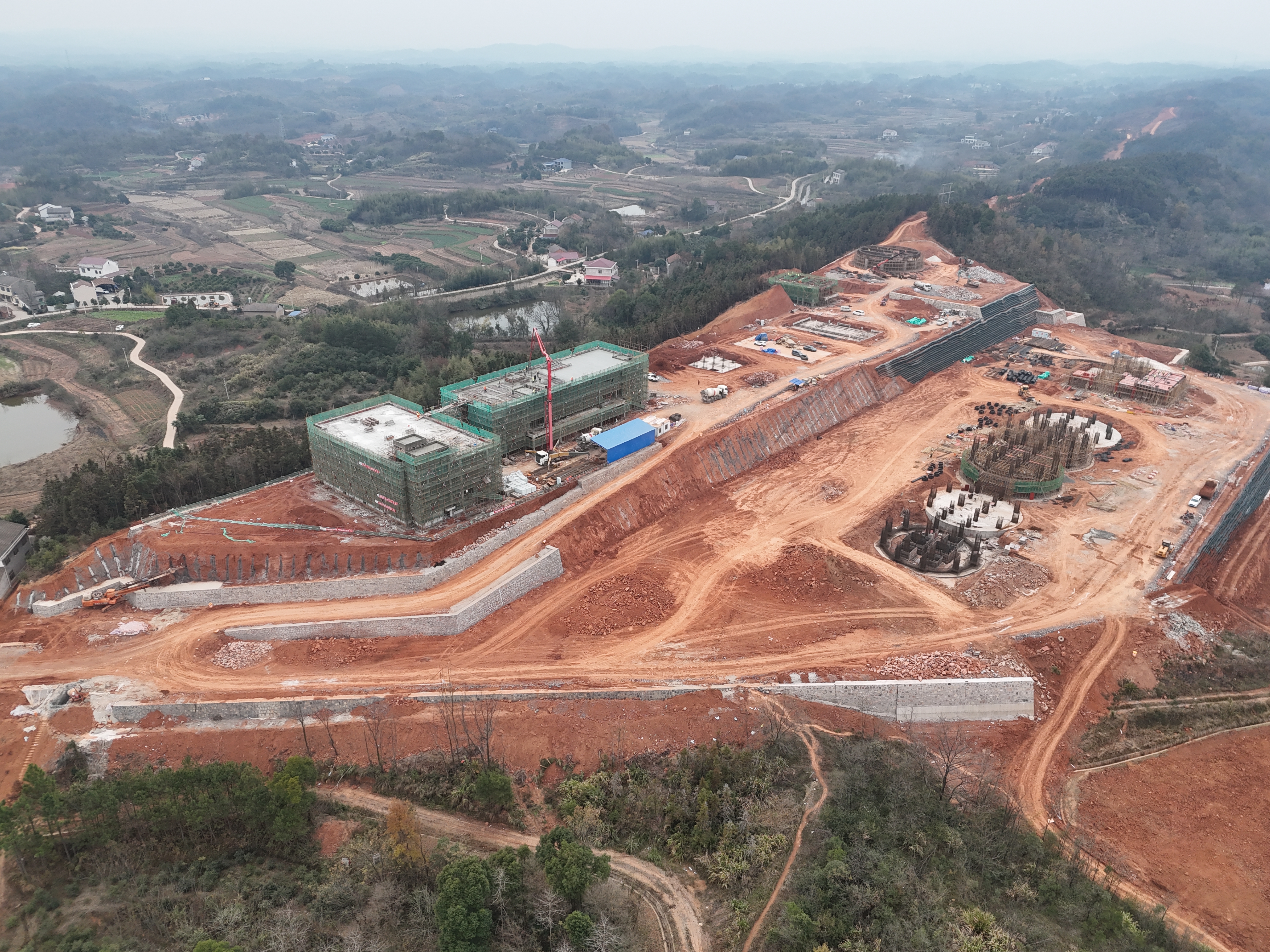 湖南桃源白岩矿区建筑石料用灰岩矿项目尾端加工区综合楼封顶