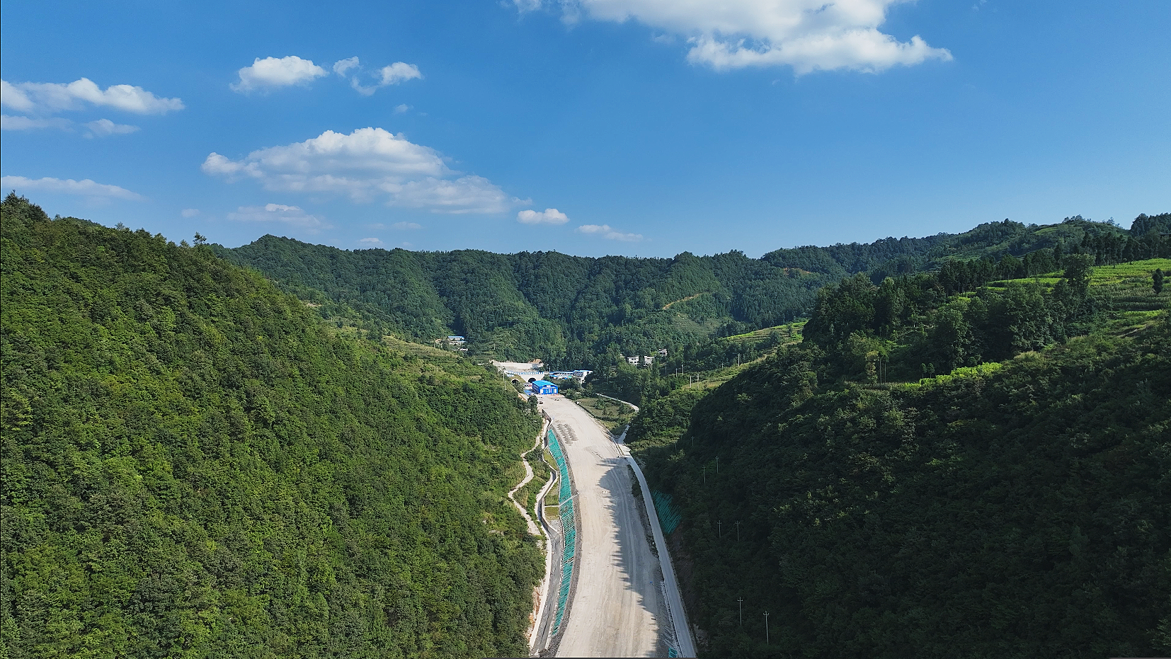 贵州纳赫高速二标段项目松林坡2号隧道双幅贯通