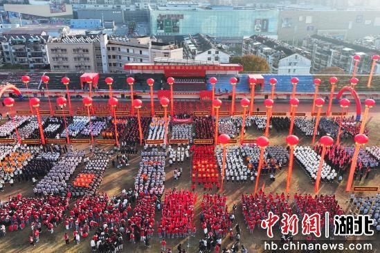 【中国新闻网】海内外近5000名“葛洲坝人”长跑迎新年