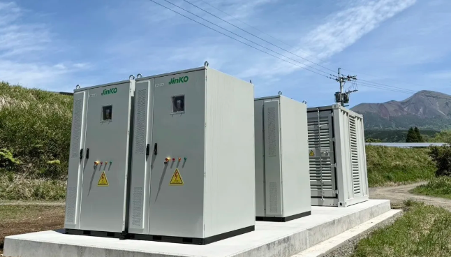 5.24MW/15MWh！晶科能源为日本南部的 "光伏加储能微电网" 项目提供储能系统