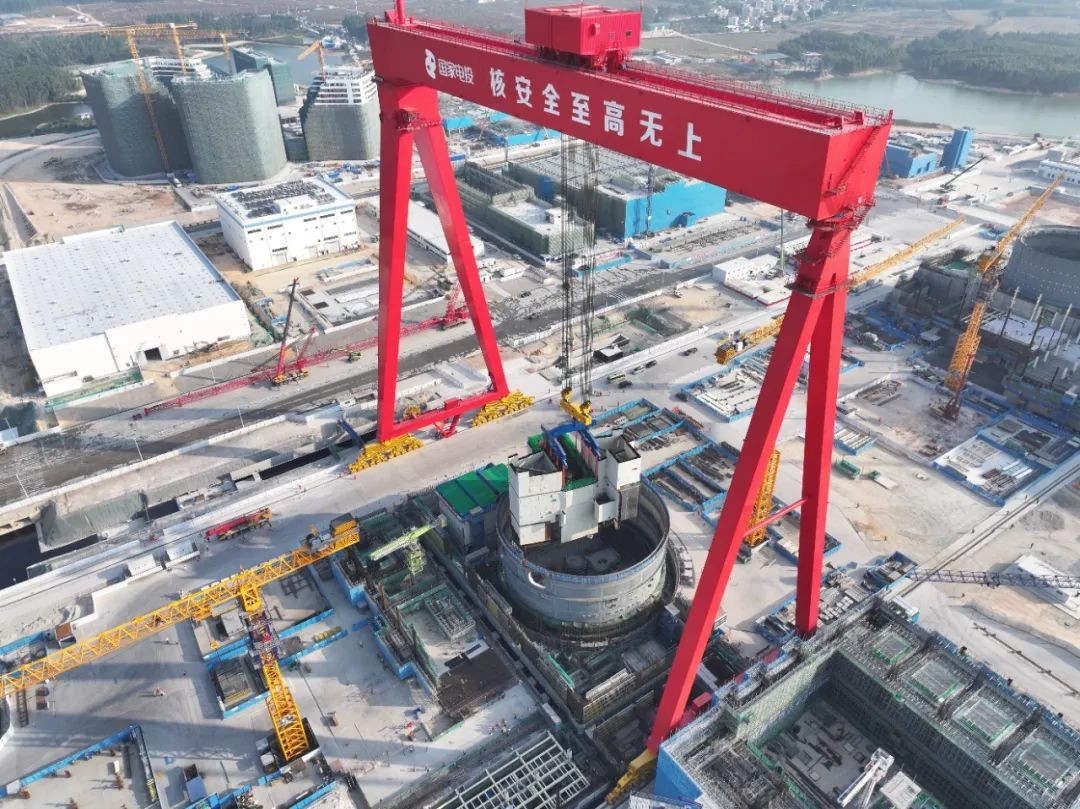 国家电投广东廉江核电项目一期工程2号机组核岛CA01模块吊装就位