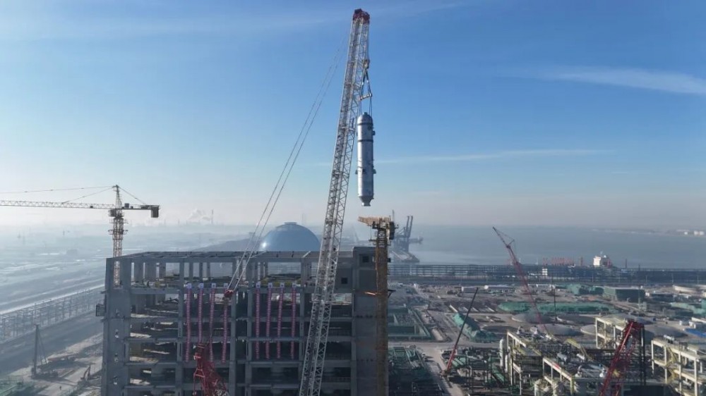 北方华锦精细化工及原料工程煤制氢装置项目气化炉顺利吊装！