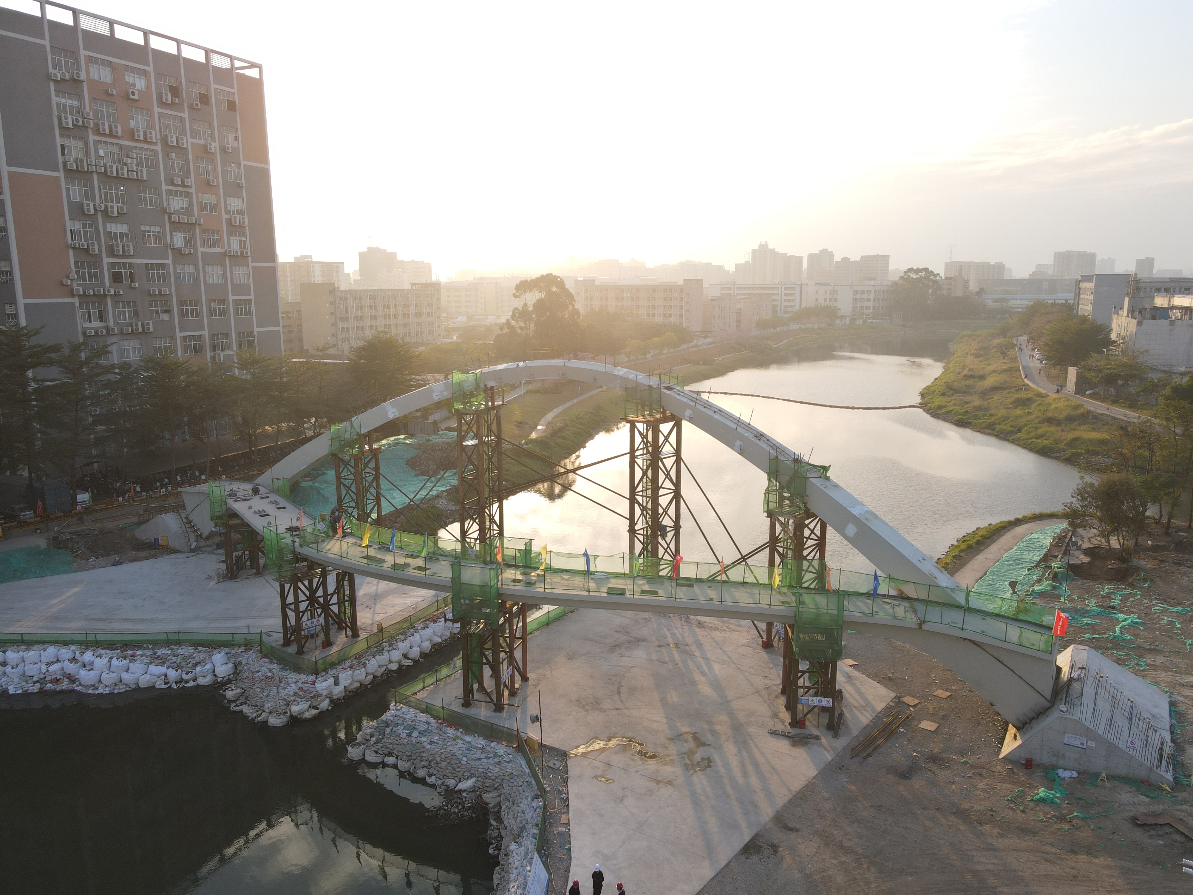 深圳市松岗河等6条碧道项目沙井河碧道跨河人行桥合龙