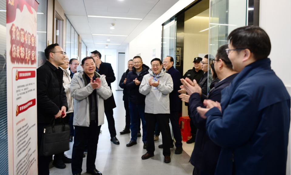 谭华走访慰问公司编投标工作人员