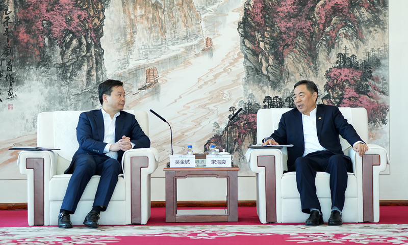 宋海良与上海市政府副秘书长、浦东新区区长吴金城会谈