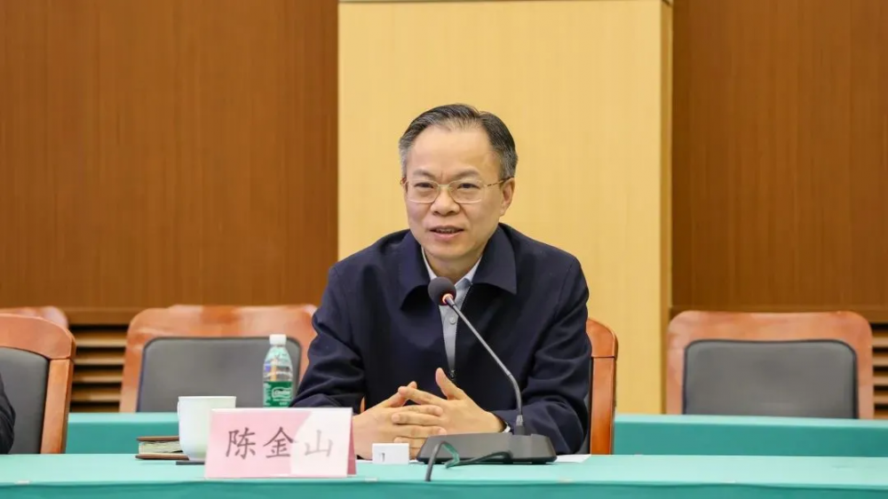 推动国际航运绿色低碳转型， 上海临港新片区管委会与华东理工大学、复洁环保签约