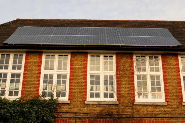 英国政府资助学校和医院安装太阳能电池板以降低能源成本