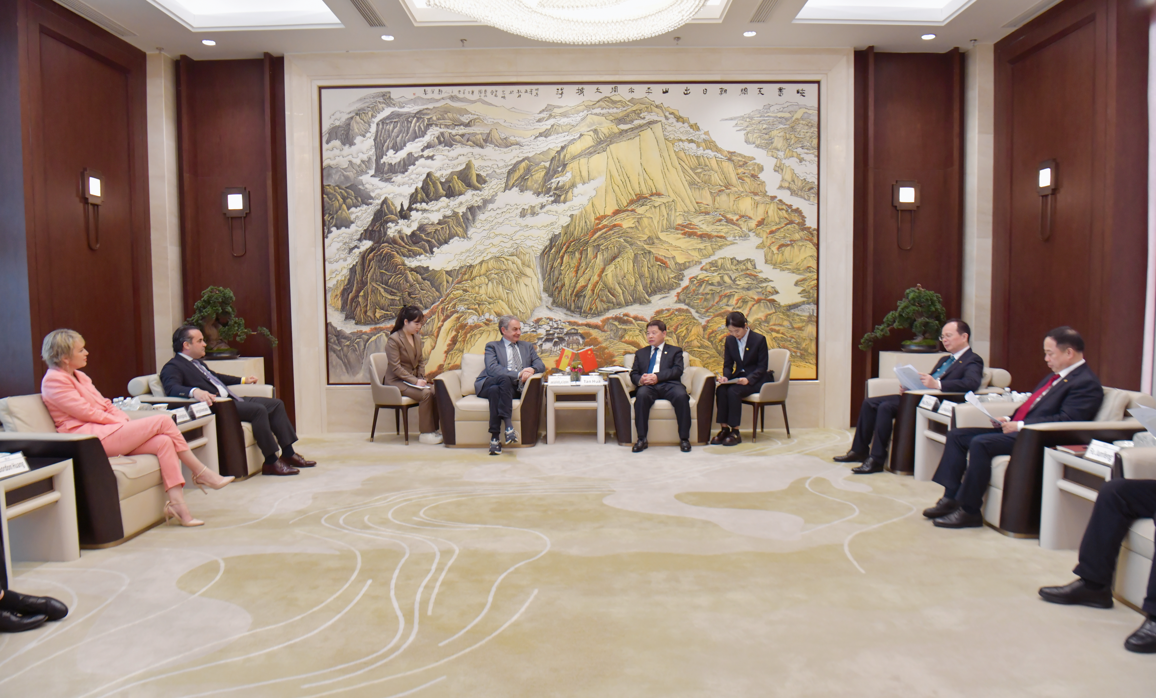 谭华与西班牙前首相萨帕特罗会谈