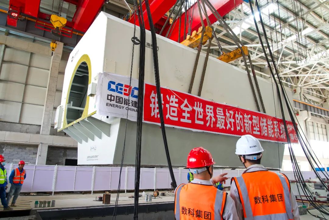 中国能建甘肃酒泉300MW压缩空气储能电站示范工程发电机定子顺利吊装就位