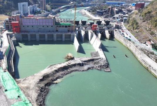 四川枕头坝二级水电站成功下闸挡水