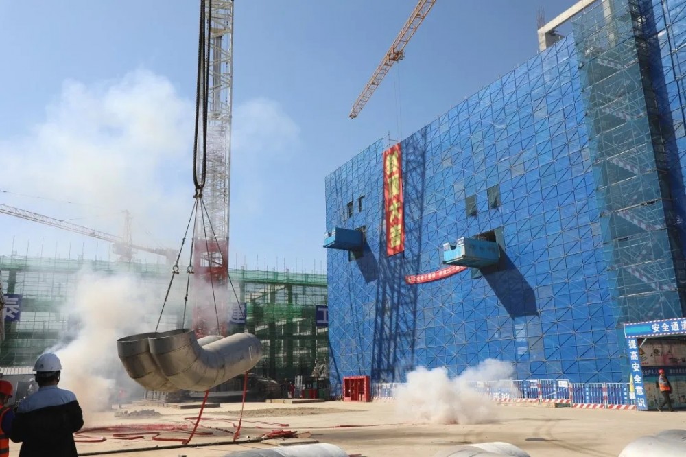 鲁银储能建穴配套120万吨制盐项目设备吊装作业正式启动