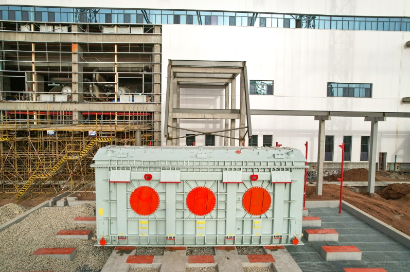 甘肃电投张掖电厂2×1000兆瓦燃煤机组扩建项目4号机组主变就位