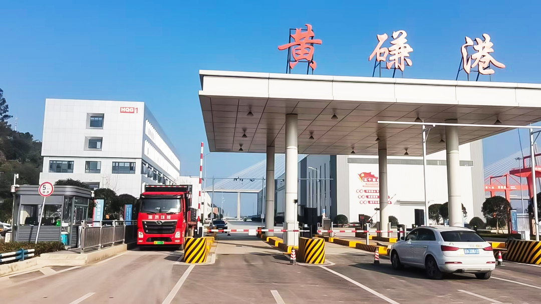 氢能重卡首秀黄磏港！国鸿氢能助力打造零碳物流枢纽
