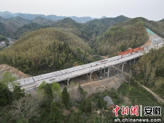 【中国新闻网】一日迎来四个建设节点 和襄高速六安段建设全面提速