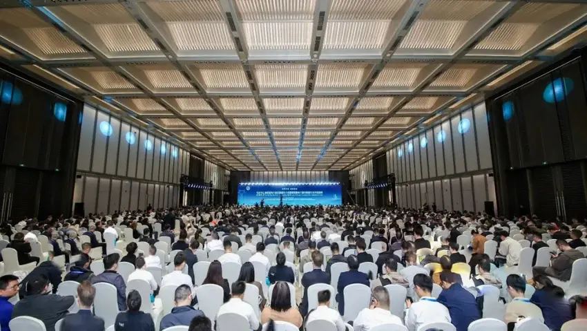【湖北日报】中国能建葛洲坝电力公司“光伏铺装机器人”闪亮登场
