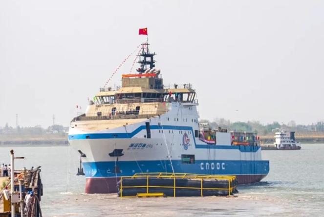 中国首搜集成式大型压裂船顺利下水