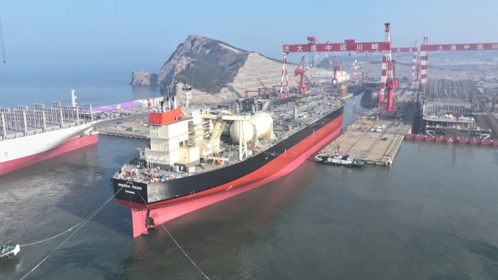 中远海运重工又一艘首制绿色新能源船舶下水