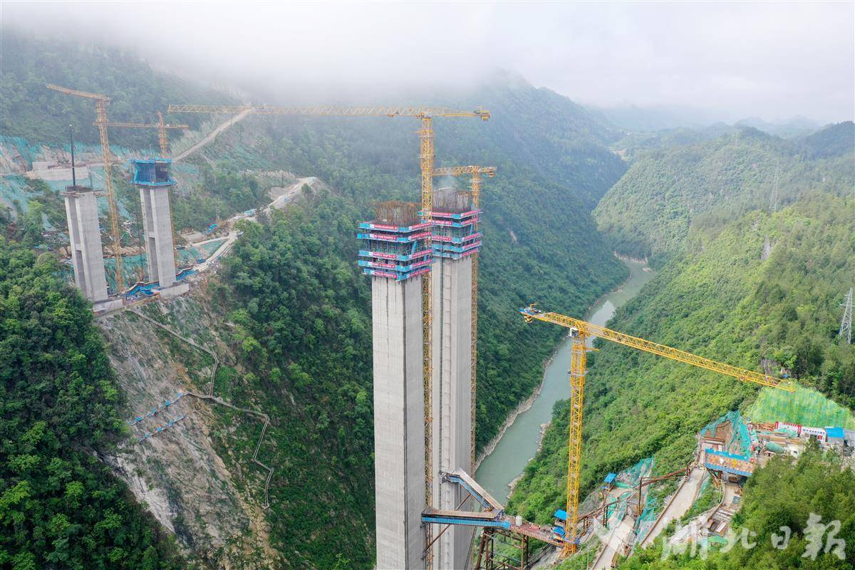 【湖北日报】湖北在建最高连续刚构桥主墩顺利封顶
