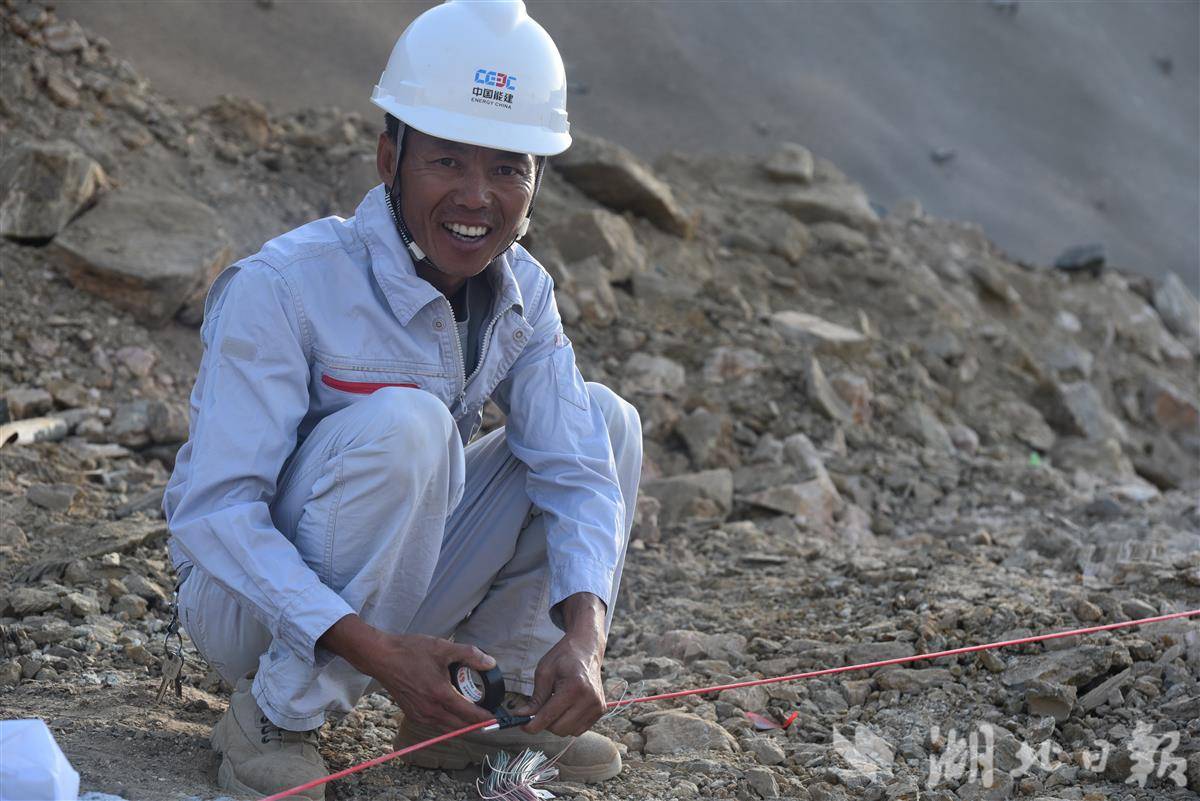 【湖北日报】参建“非洲三峡工程”九年，这位中国师傅带出300多名安哥拉“徒弟”