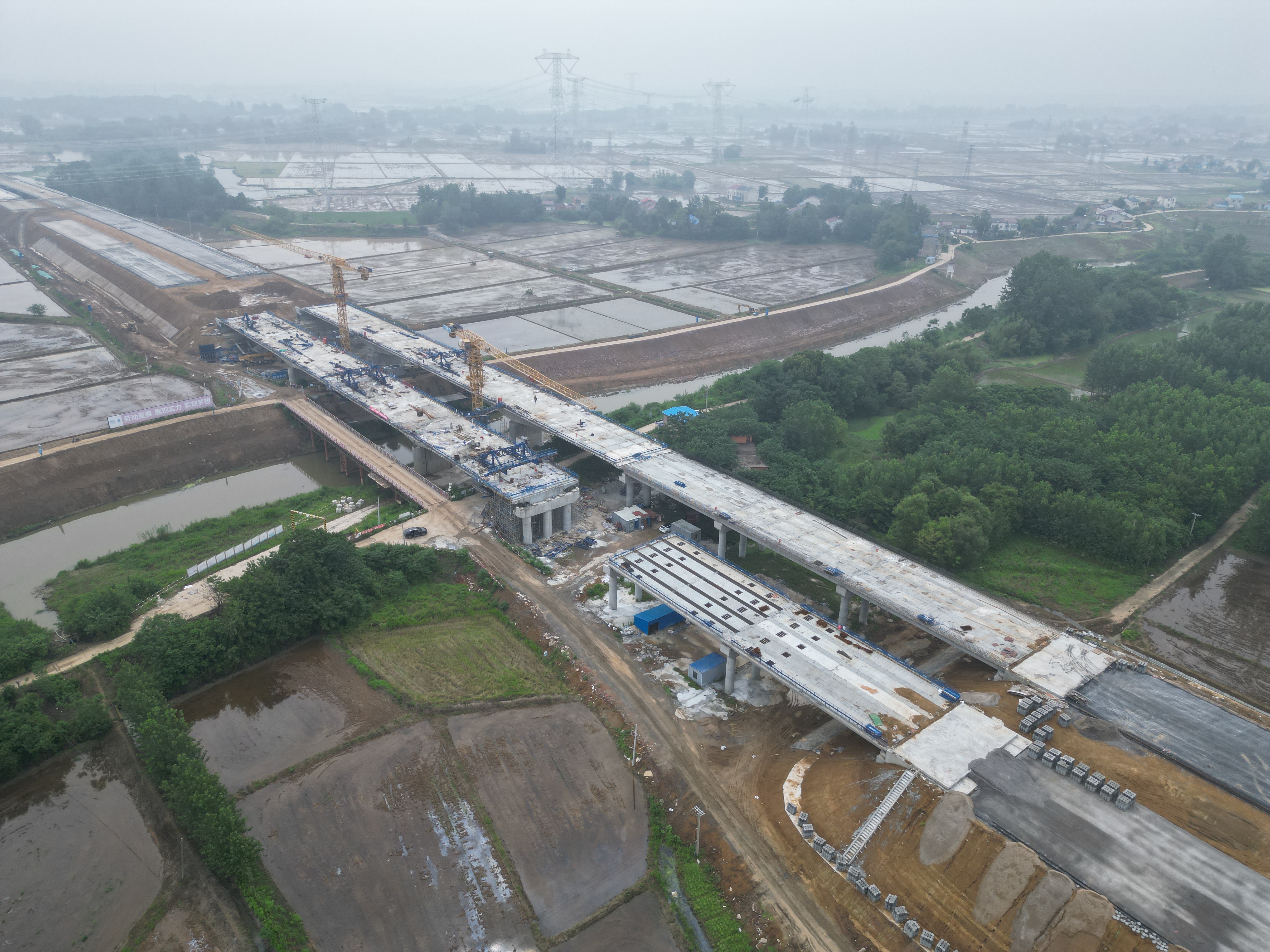 和襄高速朱曹沟大桥顺利实现合龙