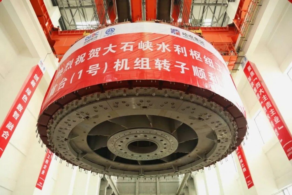 新疆大石峡水利枢纽工程首台机组转子成功吊装