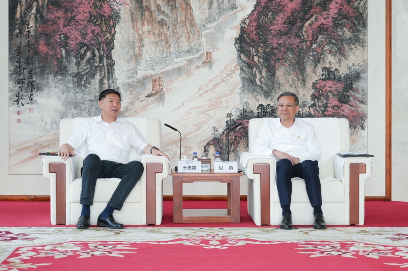 倪真与鞍山市委书记王忠昆会谈