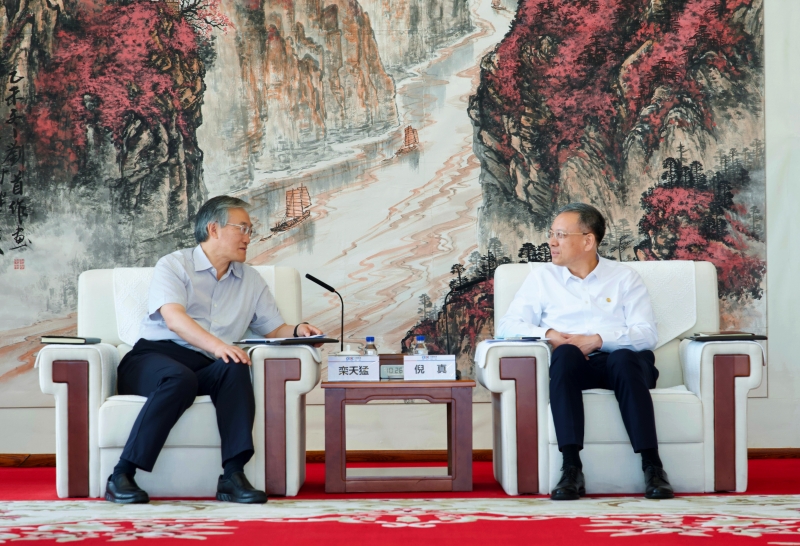 倪真与赤峰市委副书记、市长栾天猛会谈