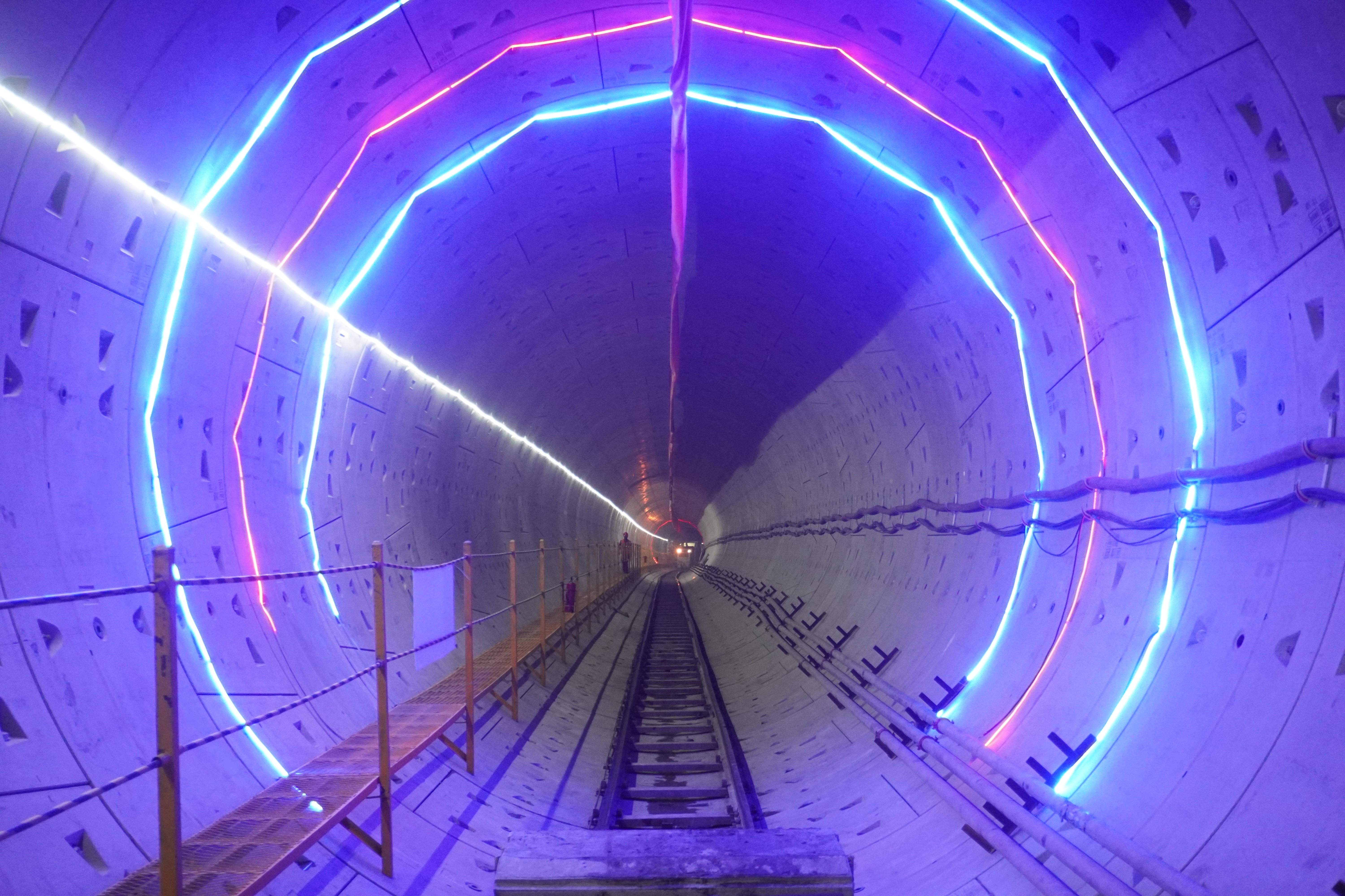 武汉市轨道交通11号线芳梅区间实现“双线贯通”