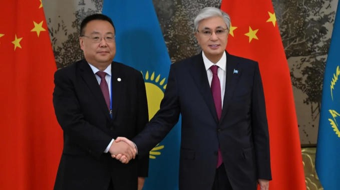 托卡耶夫会见中国国家核电公司总经理 探讨核能合作新机遇
