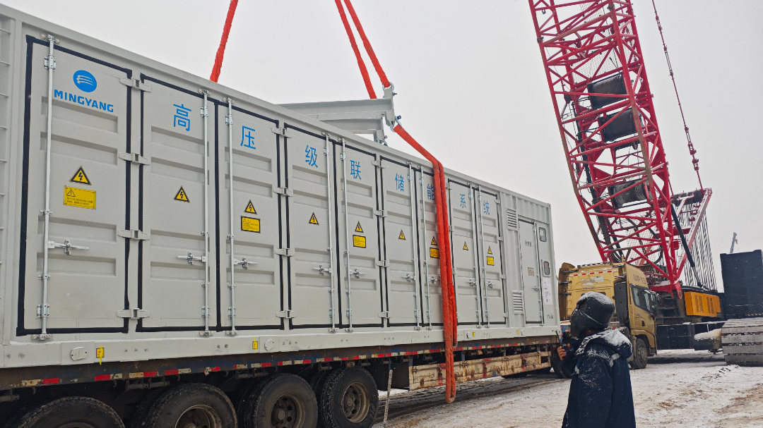 关键节点达成！明阳龙源圆满完成威俊400MW/1600MWh高压级联储能项目交付与吊装