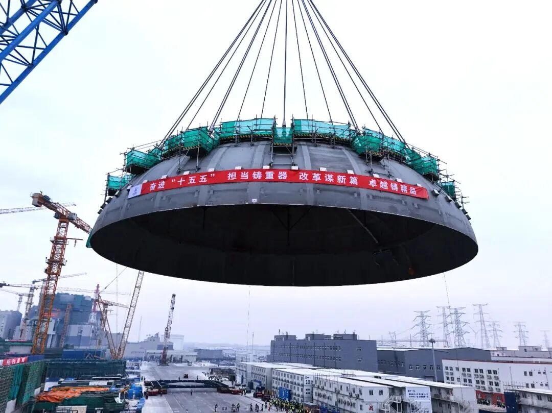 中核工程总包的徐大堡核电1号机组核岛钢制安全壳顶封头顺利吊装就位