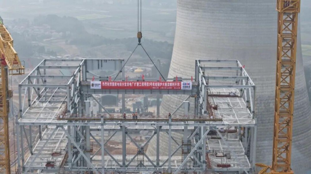 国家电投分宜发电厂2×1000兆瓦机组扩建工程3号锅炉首根大板梁完成吊装