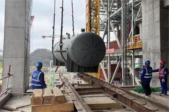 水城电厂项目2号汽轮机组0号高压加热器吊装顺利就位