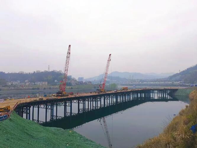 长阳清江抽蓄电站下水库围堰钢栈桥顺利合拢