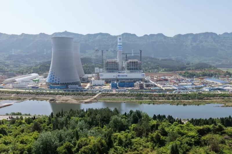 中国能建西南院总承包的中煤广元燃煤发电项目2号机组汽轮机扣盖圆满完成
