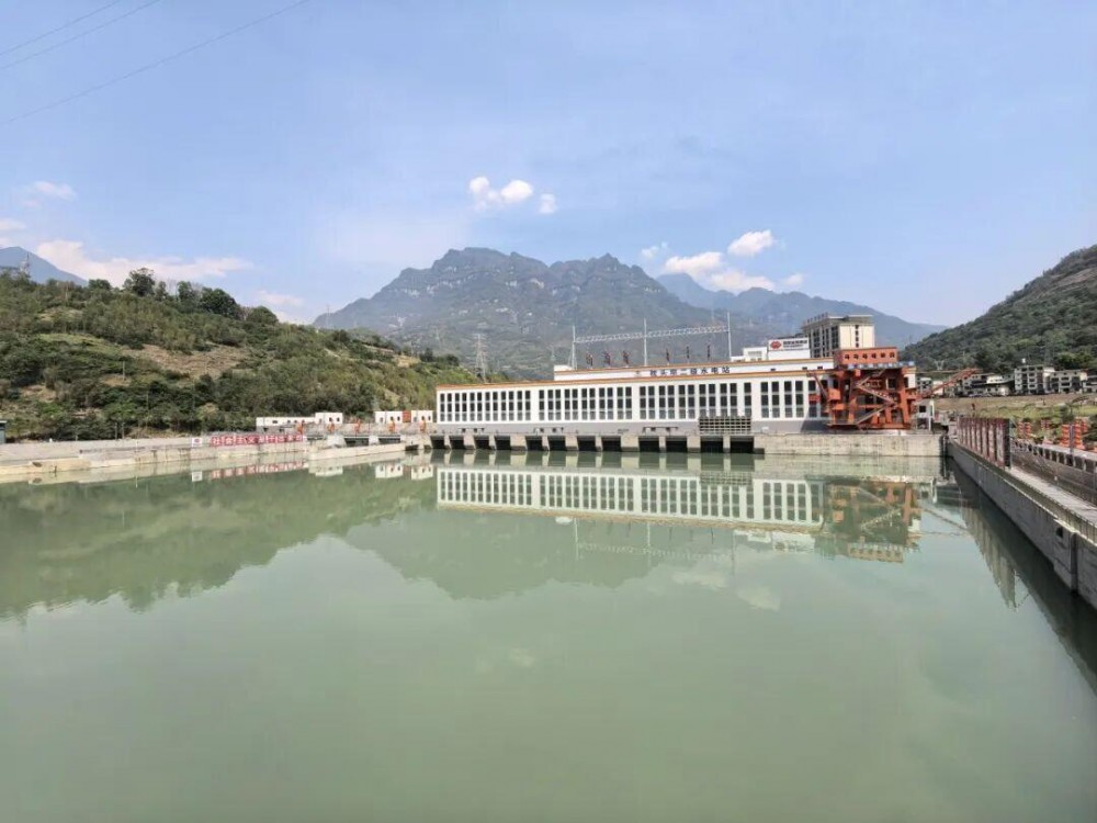 大渡河枕头坝二级水电站首台机组成功并网发电