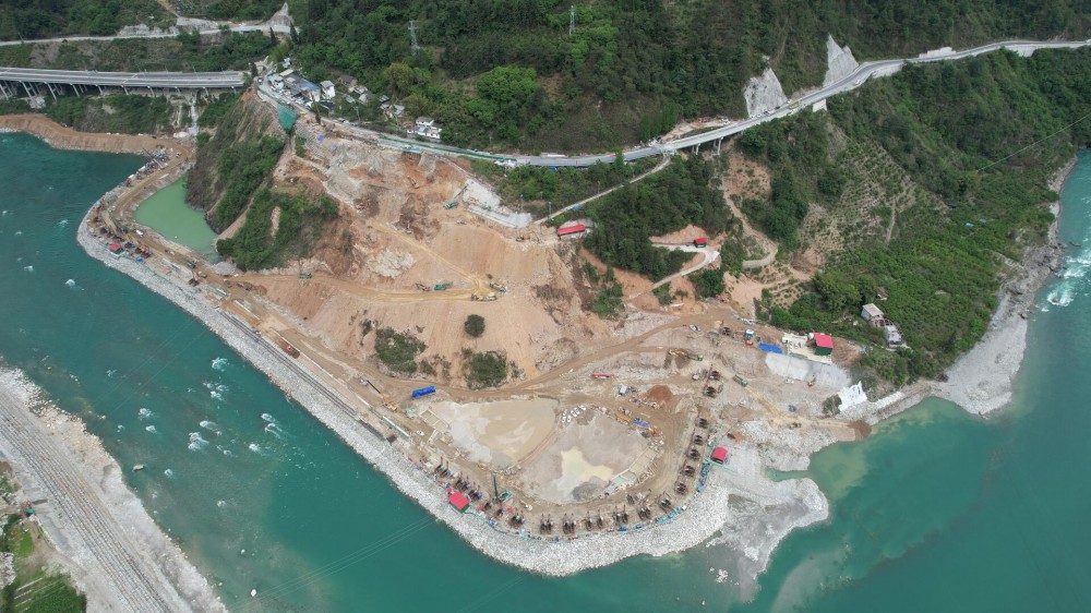 中国能建葛洲坝一公司承建的老鹰岩一级水电站导流明渠工程左岸边坡抗滑桩桩基施工全部完成