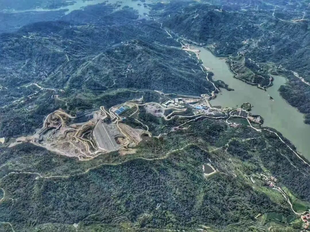 中广核团风魏家冲抽蓄项目首台机组发电机转子完成吊装