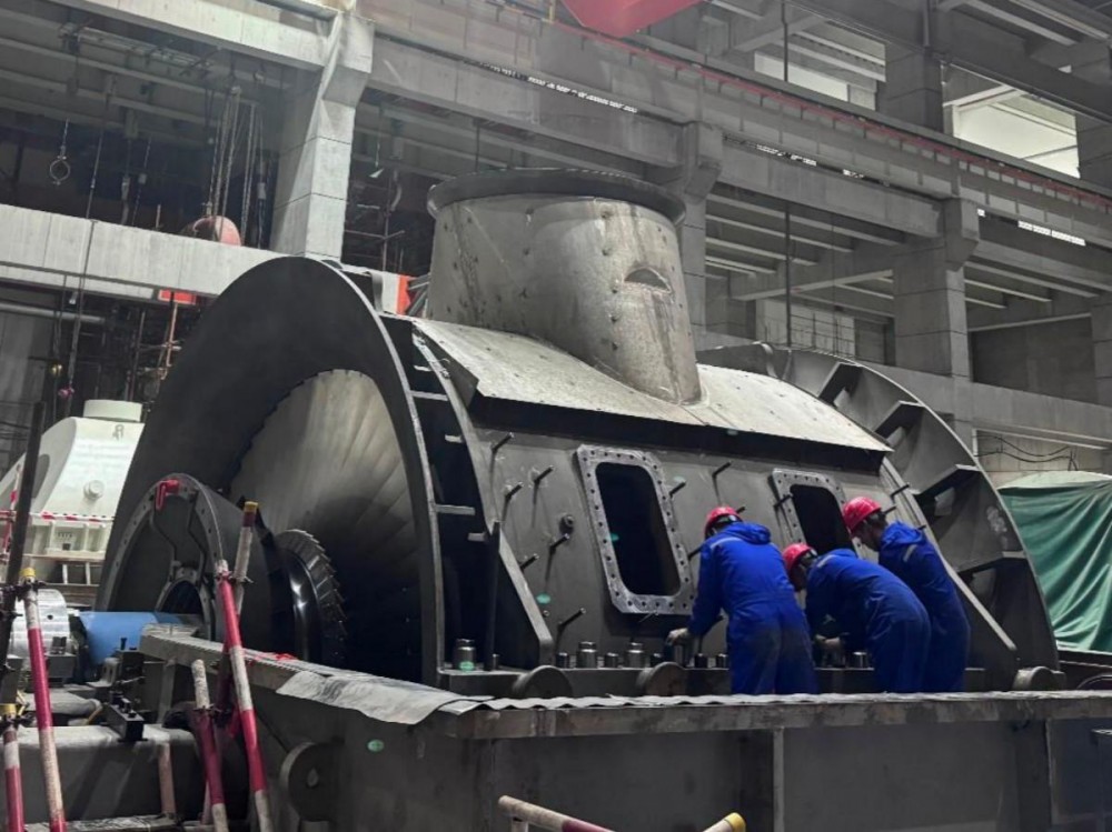 国能博州项目1号机组汽轮机扣盖工作顺利完成