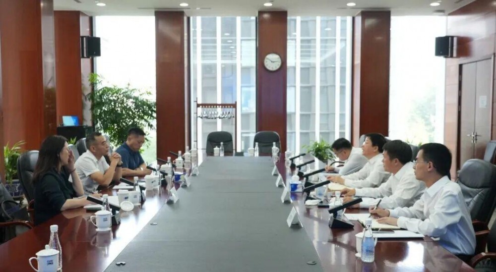 中国能建总经济师总经理周小能与贵州省投资促进局局长谢强会谈