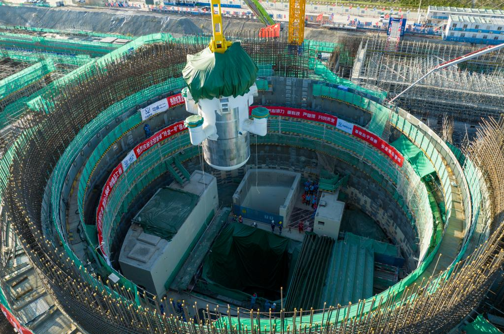 海南省委书记冯飞调研“玲龙一号”小堆建设现场