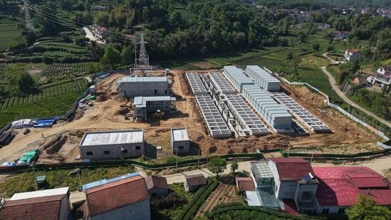 湖北省黄冈市英山储能项目首批设备顺利吊装完成
