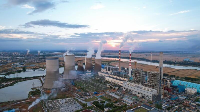 中国能建总承包建设的淮南洛河电厂四期2×1000兆瓦煤电项目倒送电一次成功