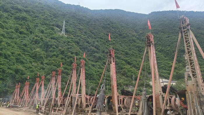 老鹰岩二级水电站二期围堰超百米级防渗墙浇筑成功